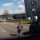 (video) Un copil este la un pas de a ajunge sub roțile unui automobil