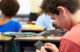 Telefoanele mobile ar putea fi interzise în școlile din Moldova